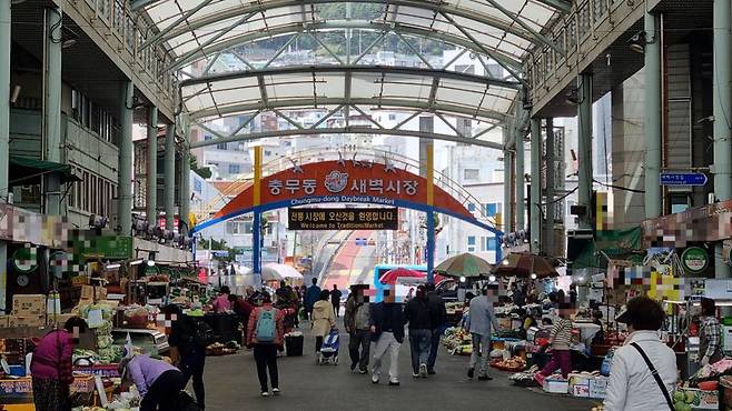 지난 19일 찾은 부산 충무동 새벽시장에서 상인·부산시민·관광객들이 분주하게 움직이고 있다. 사진=이해람 기자