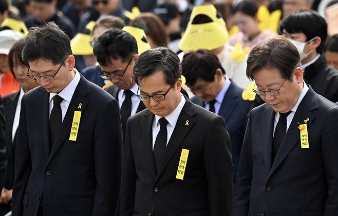 [안산=뉴시스] 김종택 기자 = 16일 오후 경기 안산시 단원구 화랑유원지에서 열린 '세월호참사 11주기 기억식'에서 김경수·김동연·이재명 제21대 대통령 선거 더불어민주당 경선 후보가 묵념하고 있다. (공동취재) 2025.04.16. photo@newsis.com <저작권자ⓒ 공감언론 뉴시스통신사. 무단전재-재배포 금지.> /사진=뉴시스화상