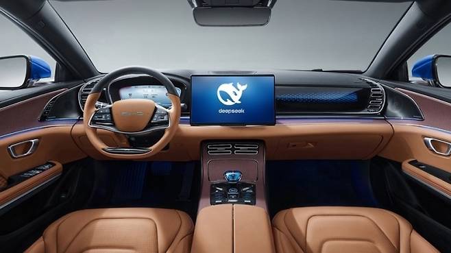 딥시크의 생성형 AI 기술이 탑재된 BYD 전기 자동차