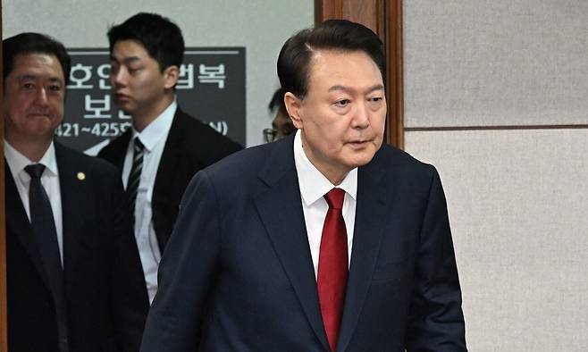 윤석열 전 대통령이 21일 서울 서초동 서울중앙지법에서 열린 내란 우두머리 혐의 형사재판 2번째 공판에 출석하고 있다. 사진공동취재단