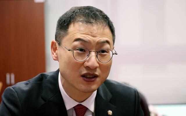 김상욱 국민의힘 의원이 지난 3월 국회 의원회관에서 한겨레와 인터뷰를 하고 있다. 김경호 선임기자 jijae@hani.co.kr