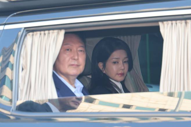 지난 11일 서울 한남동 관저에서 퇴거하고 있는 윤석열 전 대통령과 김건희 여사. 사진공동취재단