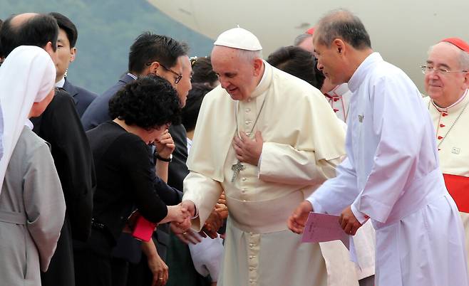 프란치스코 교황이 2014년 8월14일 경기도 성남 서울공항을 통해 입국해 영접 나온 세월호 참사 유가족과 인사를 나누고 있다. 이날 교황은 유가족에게 “꼭 잊지 않고 기억하겠다”고 말했다. 이정용 선임기자 lee312@hani.co.kr