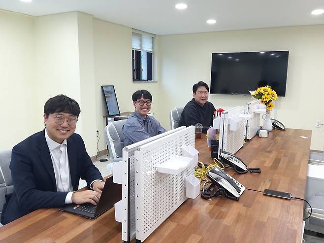 부산창업가꿈 ‘해운대청년’에 입주한 청년 사업가들이 2층 공유사무실에서 일하고 있다. 왼쪽부터 김남준(33) ‘오늘의 이야기’ 대표, 김혜성(32) 미리내카페 대표, 조윤혁(35) 예비 창업자. 김광수 선임기자