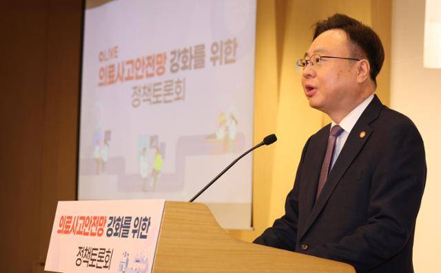 조규홍 보건복지부 장관이 지난달 6일 국회도서관 대강당에서 열린 의료사고안전망 강화를 위한 정책토론회에서 축사를 하고 있다. 뉴시스