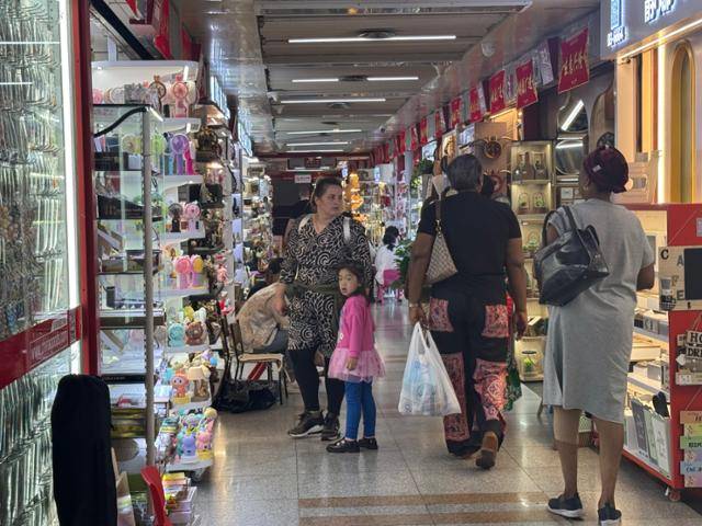 전 세계에 210만여 종 잡화를 수출하는 초대형 도매시장인 중국 저장성 이우시 이우시장의 또 다른 별명은 '세계의 슈퍼마켓'이다. 지난 9일 도널드 트럼프 미국 대통령이 중국산 수입품에 매긴 145%(품목별 최대 245%) 관세가 발효된 가운데, 19일 이 시장을 방문한 외국인 바이어들이 샘플 상품을 구경하고 있다. 이우=이혜미 특파원