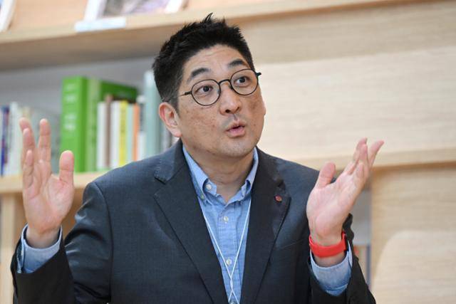 홍석기 LG전자 리빙솔루션선행연구실 실장이 서울 금천구 LG전자 가산 R&D센터에서 LG트롬 AI 오브제컬렉션 워시타워 개발 과정을 설명하고 있다. 박시몬 기자