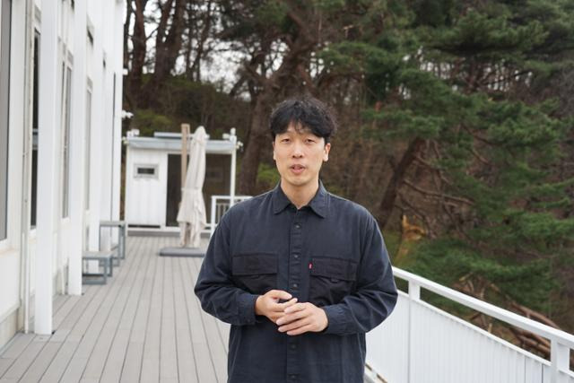 경북 예천군 '생텀마을'을 이끌고 있는 김민성씨가 12일 예천군 효자면 복합문화공간에서 명상 등 주요 프로그램을 설명하고 있다. 예천=김정혜 기자