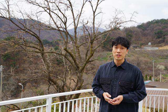 경북 예천군 '생텀마을'을 이끌고 있는 김민성씨가 12일 효자면 복합문화공간에서 생텀마을을 만들게 된 이유를 설명하고 있다. 예천=김정혜 기자