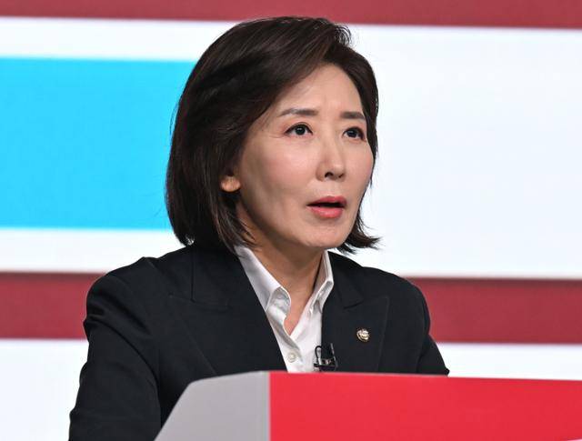 나경원 국민의힘 대선 경선 후보가 20일 서울 강서구 ASSA아트홀에서 열린 '제21대 대통령 선거 국민의힘 1차 경선 B조 토론회'에 참석해 발언하고 있다. 뉴시스