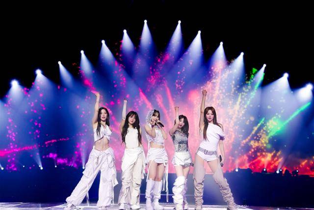 걸그룹 르세라핌이 20일 인천 영종도 인스파이어 아레나에서 공연하고 있다. 쏘스뮤직 제공