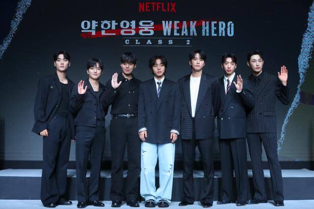 배우 이민재(왼쪽부터), 최민영, 려운, 박지훈, 이준영, 유수빈, 배나라가 21일 오전 서울 마포구 호텔 나루에서 열린 넷플릭스 시리즈 '약한영웅 Class 2' 제작발표회에서 포즈를 취하고 있다. 뉴시스