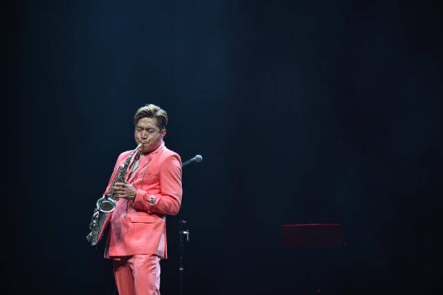 20일 서울 용산구 노들섬 라이브하우스에서 열린 ‘제1회 서울세대공감음악회’에서 색소포니스트 루카스가 공연을 선보이고 있다. 하상윤 기자