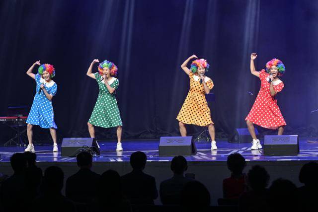 20일 서울 용산구 노들섬 라이브하우스에서 열린 ‘제1회 서울세대공감음악회’에서 몸빼걸스가 공연을 선보이고 있다. 하상윤 기자