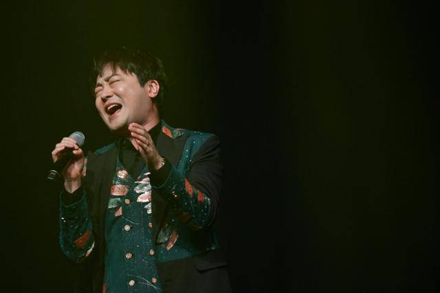 20일 서울 용산구 노들섬 라이브하우스에서 열린 ‘제1회 서울세대공감음악회’에서 가수 박현빈이 공연을 선보이고 있다. 하상윤 기자
