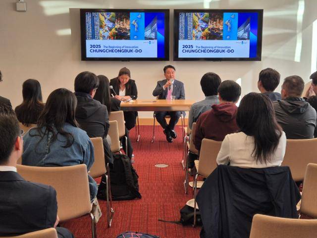 김영환 충북지사가 지난 15일 하버드대 케네디스쿨에서 하버드생들을 대상으로 특별 강연을 하고 있다. 김 지사는 의료비후불제, 도시농부, 일하는밥퍼 등 충북의 혁신 정책과 실천 모델을 상세히 소개해 관심을 모았다. 자유토론 시간에서는 지방소멸과 지역균형발전, 고령화, 일자리 정책 등 다양한 주제의 질문이 쏟아졌다. 대학 측은 "많은 정치인과 명사들이 강연했지만 이처럼 호응이 뜨거웠던 적은 없었다. 혁신과 미래비전을 담론으로 한 솔직한 대화가 학생들의 마음을 움직인 것 같다"고 전했다.