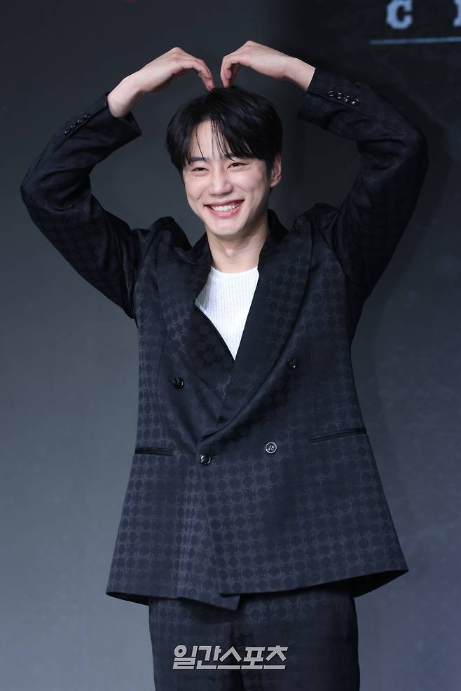 배우 이준영이 21일 오전 서울 마포구 호텔 나루 서울 엠갤러리에서 열린 넷플릭스 오리지널 '약한영웅 Class 2' 제작발표회에 참석해 포즈를 취하고 있다. '약한영웅 Class 2'는 친구를 위해 폭력에 맞섰으나 끝내 지키지 못한 트라우마를 안고 은장고로 전학 간 모범생 연시은이 다시는 친구를 잃을 수 없기에 더 큰 폭력과 맞서면서 벌어지는 처절한 생존기이자 찬란한 성장담을 그린다. 오는 25일 공개. 서병수 기자 qudtn@edaily.co.kr /2025.04.21/