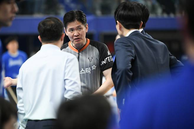 강혁 한국가스공사 감독(오른쪽 뒷 모습)이 16일 대구체육관에서 열린 KT와의 6강 PO 3차전 중 심판에게 항의하고 있다. 사진=KBL