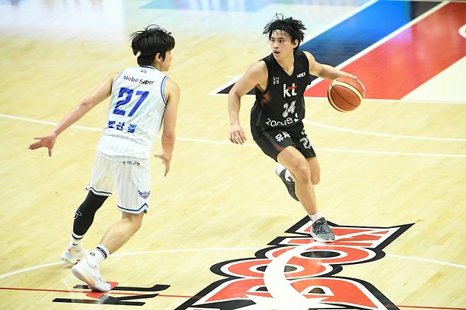 20일 수원KT아레나에서 열린 KT와 한국가스공사의 6강 PO 5차전. 한국가스공사 벨란겔과 KT 카굴랑안의 경합 장면. 사진=KBL