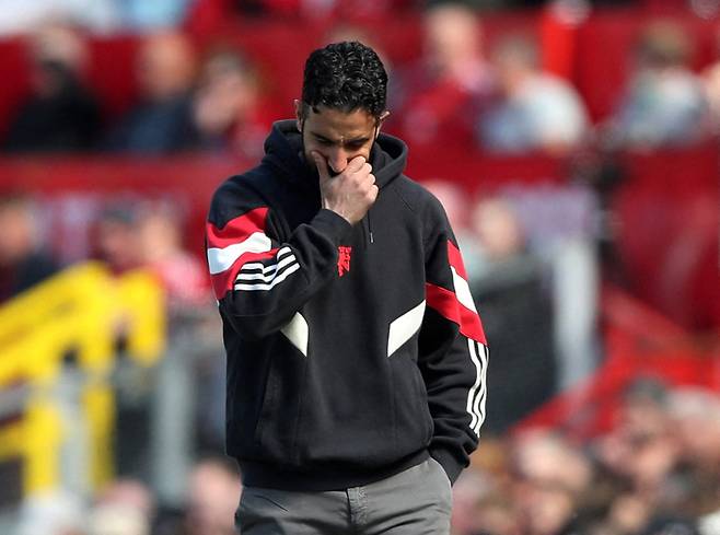 <yonhap photo-0077=""> Soccer Football - Premier League - Manchester United v Wolverhampton Wanderers - Old Trafford, Manchester, Britain - April 20, 2025 Manchester United manager Ruben Amorim reacts REUTERS/Scott Heppell EDITORIAL USE ONLY. NO USE WITH UNAUTHORIZED AUDIO, VIDEO, DATA, FIXTURE LISTS, CLUB/LEAGUE LOGOS OR 'LIVE' SERVICES. ONLINE IN-MATCH USE LIMITED TO 120 IMAGES, NO VIDEO EMULATION. NO USE IN BETTING, GAMES OR SINGLE CLUB/LEAGUE/PLAYER PUBLICATIONS. PLEASE CONTACT YOUR ACCOUNT REPRESENTATIVE FOR FURTHER DETAILS.. TPX IMAGES OF THE DAY/2025-04-21 00:25:01/ <저작권자 ⓒ 1980-2025 ㈜연합뉴스. 무단 전재 재배포 금지, AI 학습 및 활용 금지></yonhap>