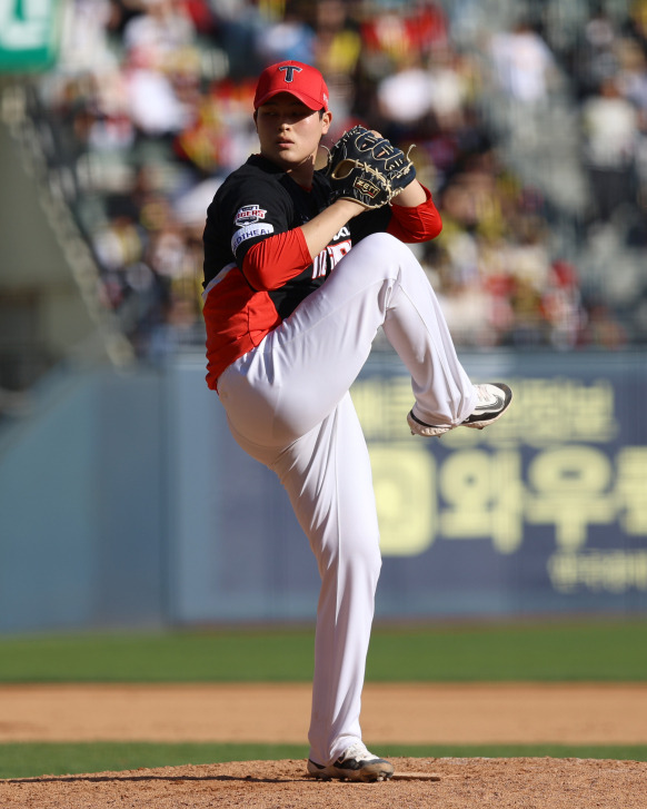 올 시즌 KIA 왼손 불펜을 이끌고 있는 최지민의 피칭 모습. KIA 제공