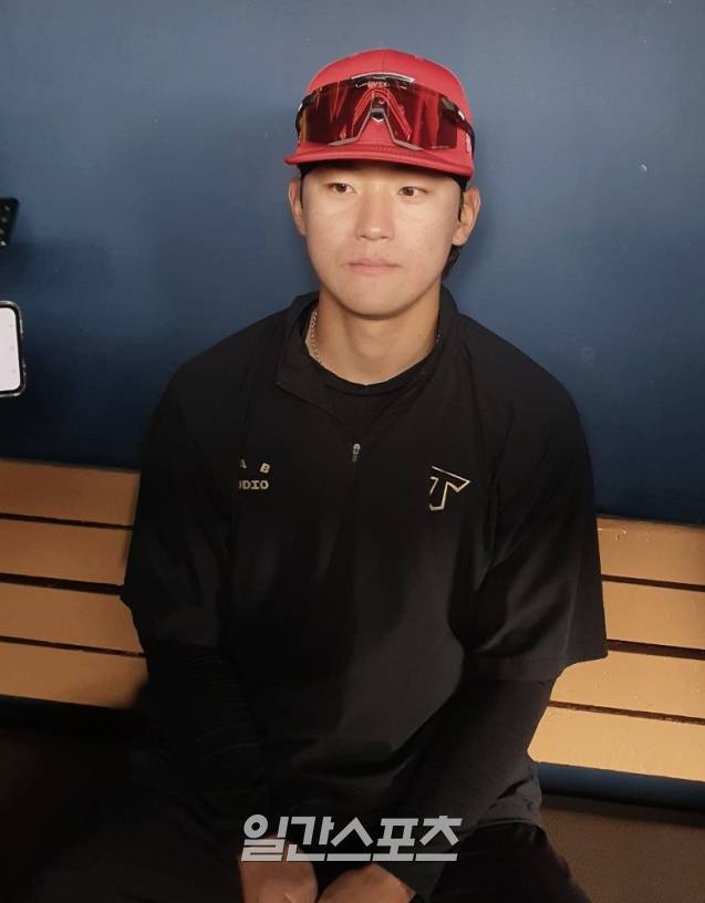 지난달 13일 서울 잠실구장에서 열린 두산 베어스와의 시범경기에 앞서 취재진과 인터뷰하는 김도영. 잠실=배중현 기자