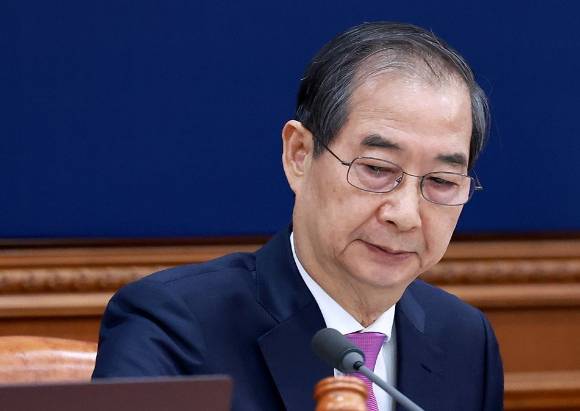 한덕수 대통령 권한대행 국무총리가 지난 8일 정부서울청사에서 열린 국무회의에서 개회를 선언하며 의사봉을 두드리고 있다. 2025.4.8 [사진=연합뉴스]