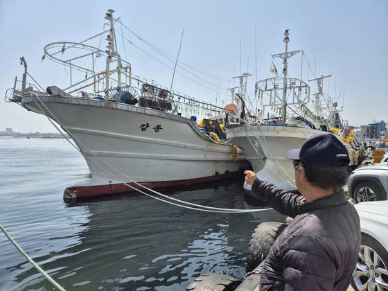 지난달 23일 강원 강릉시 주문진읍 주문진항에서 만난 선장 진명호(65)씨가 해체를 앞둔 '강동호'를 바라보고 있다. 박진호 기자