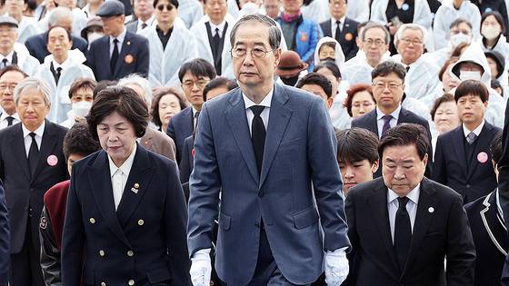 한덕수 대통령 권한대행 국무총리가 19일 서울 강북구 국립 4?19민주묘지에서 열린 제65주년 4?19 혁명 기념식에서 헌화 및 분향을 위해 이동하고 있다. [연합뉴스]