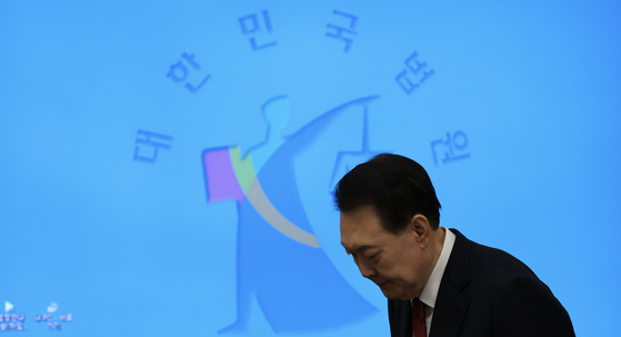 윤석열 전 대통령이 21일 서초동 서울중앙지법에서 열린 내란 우두머리 혐의에 대한 두 번째 정식 재판에 출석하고 있다. 사진공동취재단