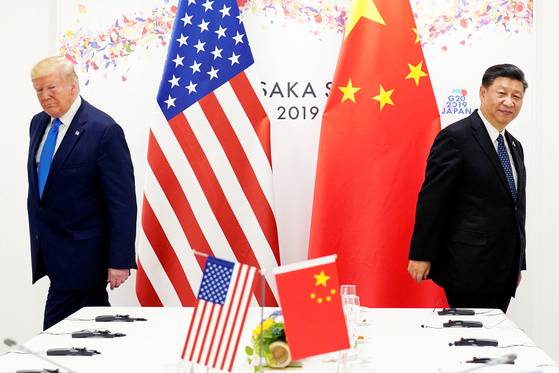 2019년 일본 오사카 G20 정상회의때 트럼프(왼쪽)가시진핑 중국 국가주석과 회담을 마치고 헤어지고 있다. 로이터=연합뉴스