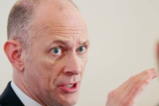 오스턴 굴스비 시카고 연은 총재가 도널드 트럼프 미국 대통령의 관세 폭격에 ‘사재기’ 효과가 사라지는 올여름부터 미국 경기가 급격히 둔화할 수 있다고 경고했다. 로이터