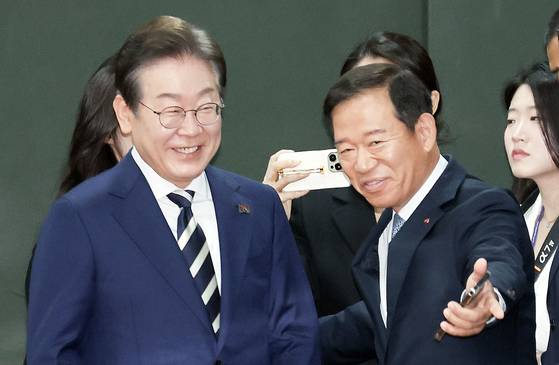 이재명 더불어민주당 대선 경선 후보가 21일 오전 서울 여의도 금융투자협회에서 열린 자본시장 활성화를 위한 정책간담회에 서유석 금투협 회장의 안내를 받으며 참석하고 있다. 이날 간담회에는 국내 17곳의 증권사 리서치센터장들이 참석했다. 김성룡 기자/ 2025.04.21