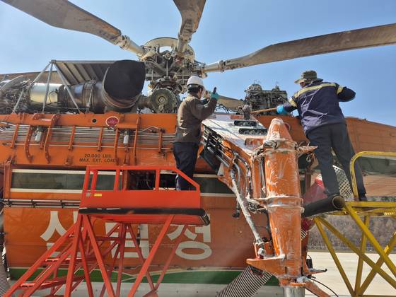 지난 1일 오전 강원특별자치도 원주시 지정면 판대리 산링청 산림항공본부 헬기 계류장에서 미국 에릭슨사 제작한 초대형 진화 헬기(S-64)의 세척 작업이 진행중이다. 박진호 기자