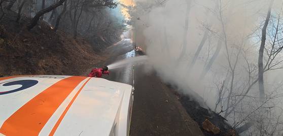 기아 군용차를 개조한 다목적산불진화차. 공중진화대원들에게 호평을 얻고 있지만, 현재 투입 중인 차량은 단 한 대 뿐이다. [사진 산림청]