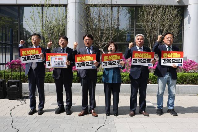 ▲ 조국혁신당 황운하 원내대표와 의원들이 21일 서울 경찰청 국가수사본부에 윤석열 전 대통령을 허위사실공표 혐의로 고발하기 앞서 기자회견을 하고 있다. 오른쪽부터 조국혁신당 신장식·서왕진·정춘생 의원, 황운하 원내대표, 차규근 의원. 연합뉴스