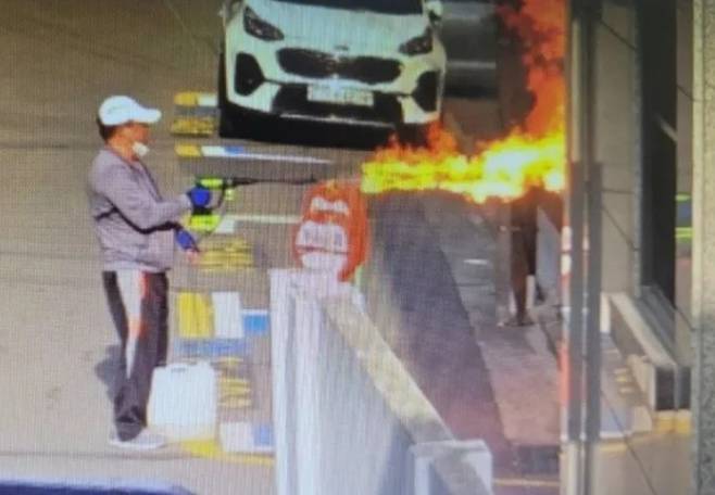 ▲ 서울 봉천동의 한 아파트 방화범 60대 A씨가 범행 전 인근 주택가에 불을 지르고 있는 모습 [SNS 캡처]&nbsp;