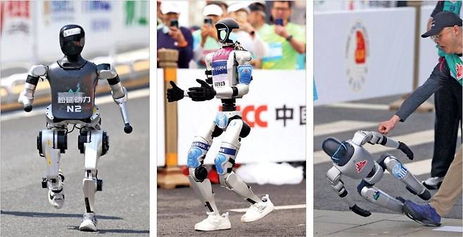 누가누가 잘 달리나   지난 19일 중국 베이징에서 ﻿열린 세계 최초의 휴머노이드 로봇 하프마라톤 대회에서 쑹옌파워가 개발한 ‘N2’(왼쪽부터)와 유니트리의 ‘G1’ 로봇이 달리고 있다. 일부 로봇은 넘어지기도 했다.   EPA·신화·AP연합뉴스