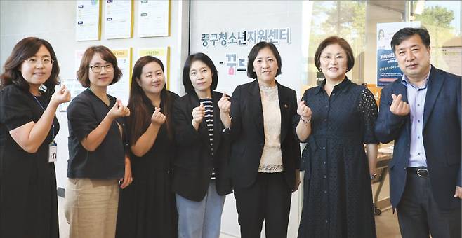 신영숙 여성가족부 차관(오른쪽 세번째)이 지난해 8월 29일 오후 인천 중구 청소년상담복지센터를 방문해 위기청소년 지원 현장의 노하우를 청취하고 참석자들과 기념촬영을 하고 있다.   여성가족부 제공