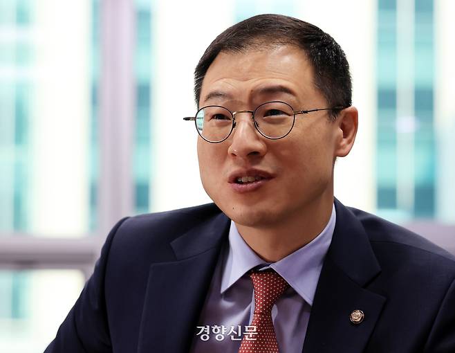 김상욱 국민의힘 의원이 지난 2일 국회 의원회관에서 경향신문 기자와 인터뷰를 하고 있다. 서성일 선임기자