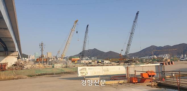 부산 부전~경남 마산 복선전철 구간 중 지반 침하로 복구 중인 낙동강~사상역 구간 터널 공사 현장. 공사 현장 옆에는 부산~김해 경전철 철도가 놓여 있다. 김정훈 기자