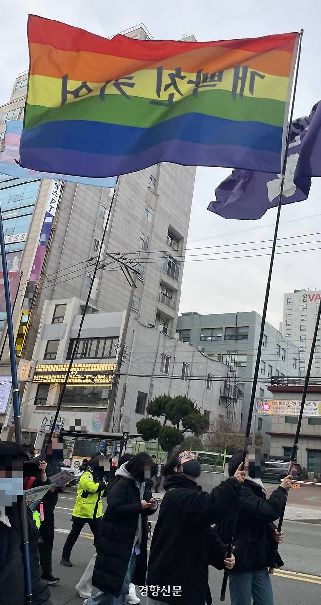 류모씨가 부산 서면에서 열린 집회에서 깃발을 들고 행진하고 있다. 류모씨 제공