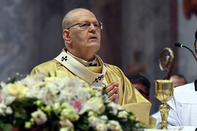 헝가리 출신 에르되 페테르 추기경이 20일(현지시간) 에스터곰 대성장에서 부활절 주일 미사를 집전하고 있다. EPA연합뉴스