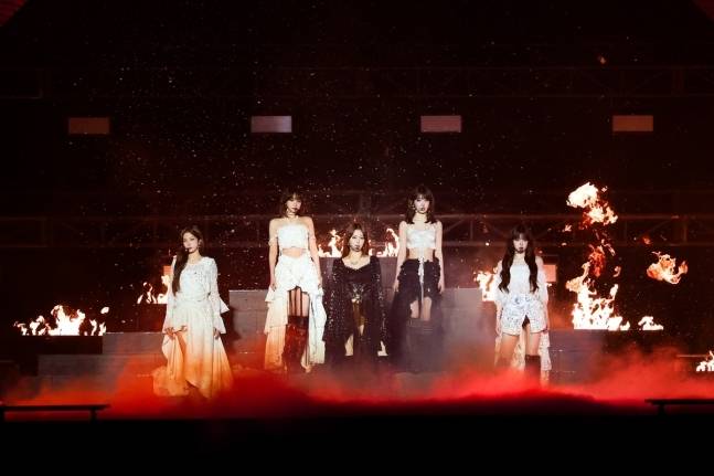 Le Sserafim performs during the  Seoul show of group's first world tour, "Easy Crazy Hot," held at Inspire Arena, Incheon, Sunday. (Source Music)