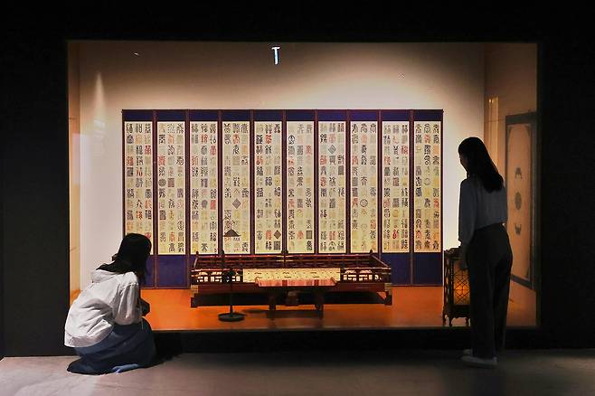 A Western-style royal bed in the exhibition “Western Architecture in the Korean Empire’s Palace” at Deoksugung in Seoul (Yonhap)