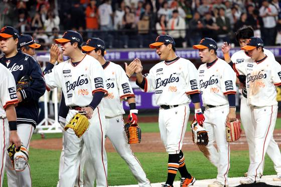 The Hanwha Eagles celebrate after winning a KBO game against the NC Dinos at Daejeon Hanwha Life Ballpark in Daejeon on April 18. [NEWS1]