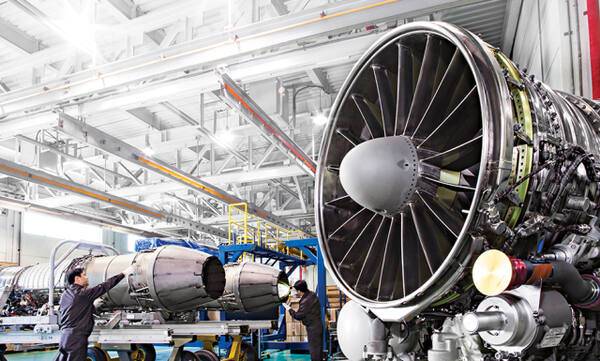 한화에어로스페이스 창원사업장에서 작업자가 엔진을 검수하고 있다. 한화에어로스페이스