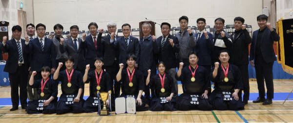‘이충무공 탄신기념 제60회 전국시·도대항검도대회’에서 사상 첫 4연패를 달성한 경기도 선수단과 검도회 임원들이 우승트로피를 앞에놓고 기념촬영을 하고 있다. 경기도검도회 제공