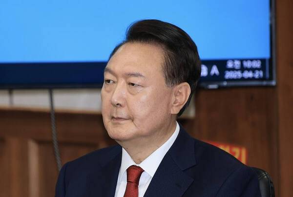 21일 서울 서초구 서울중앙지법에서 열린 내란 우두머리 혐의 형사재판 2차 공판에 출석한 윤석열 전 대통령. 연합뉴스