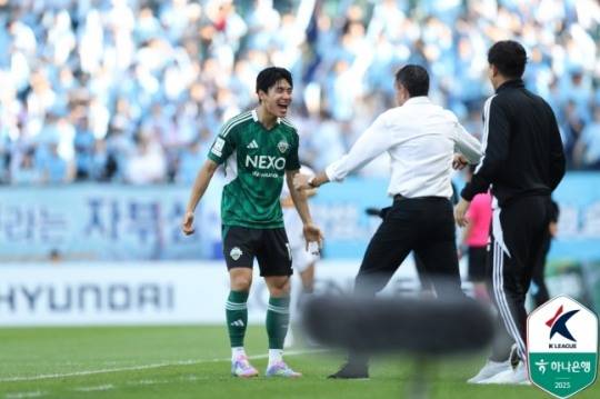 포옛 감독과 기쁨 나누는 전진우
